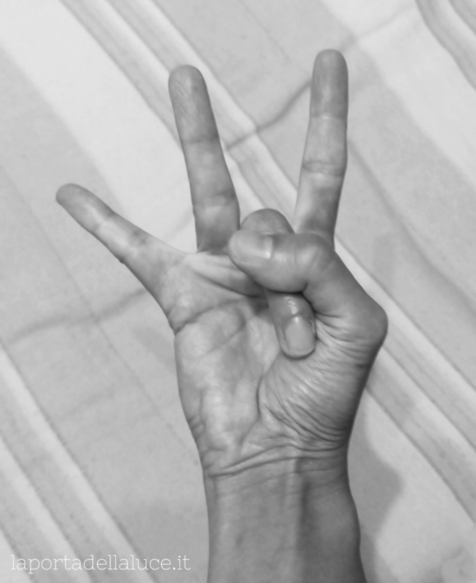 Il Mudra del Silenzio e dell'Attenzione (mudra,mudra del silenzio,yoga,meditazione,consapevolezza) La Porta della Luce