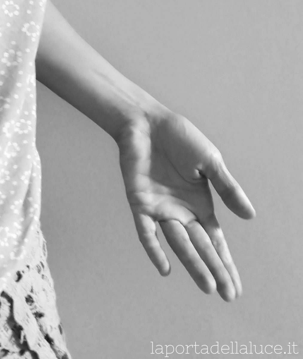 Il Mudra della Benedizione e della Misericordia - La Porta della Luce Il Mudra della Benedizione e della Misericordia (mudra,benedizione,varada mudra,meditazione,misericordia) La Porta della Luce