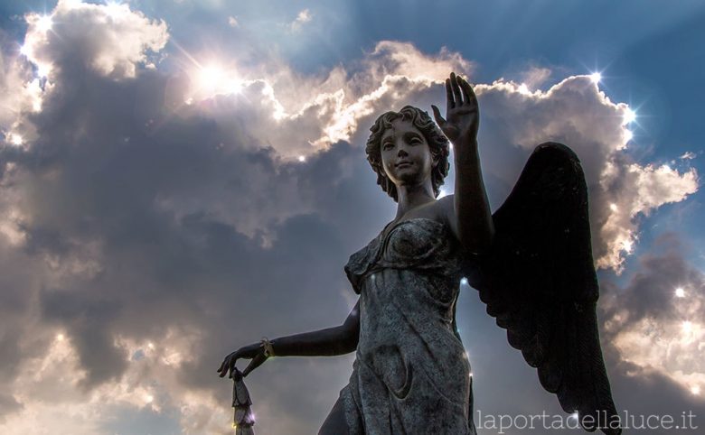 Liberarsi dalle energie del collettivo - Channeling (energie,collettivo,liberarsi,solitudine,angeli,channeling,canalizzazione) La Porta della Luce
