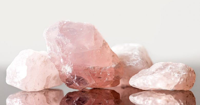 Il Quarzo Rosa: proprietà e utilizzo - La Porta della Luce Il Quarzo Rosa: proprietà e utilizzo (quarzo rosa,proprietà,utilizzo,pulire,chakra) La Porta della Luce